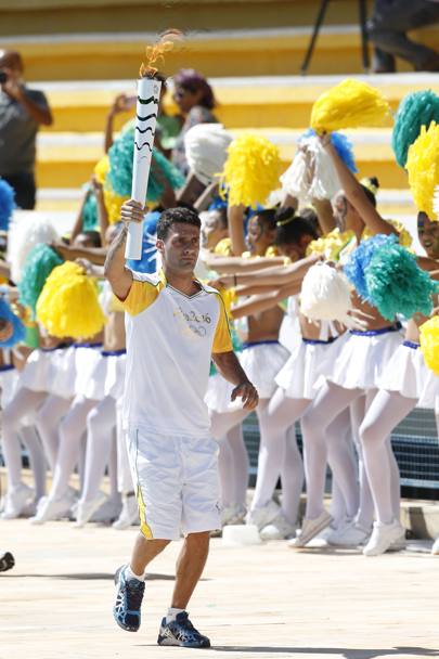 Il tuffatore brasiliano Hugo Parisi con la torcia olimpica (Getty)